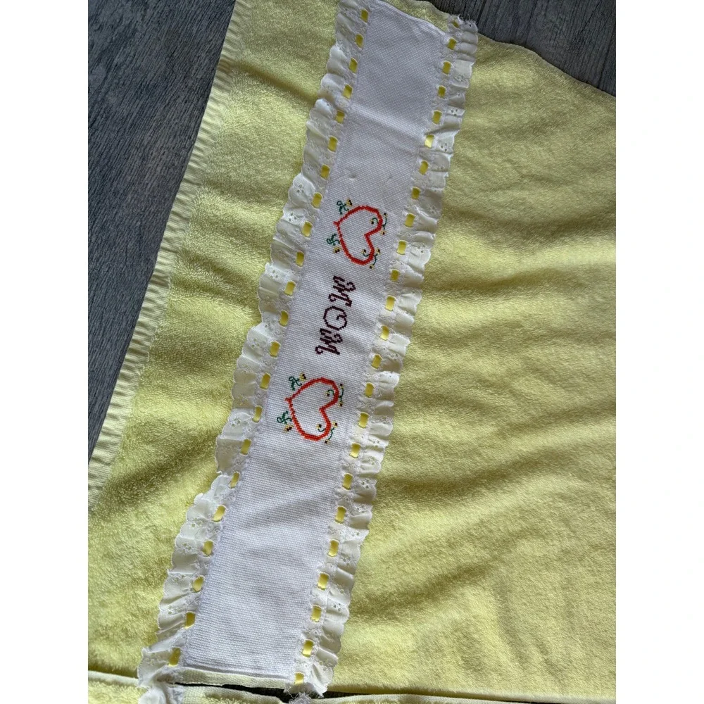 JCPenney Bath Towel Set Vintage Lace Hearts 70s NWOT Cottagecore Mom Dad Yellow